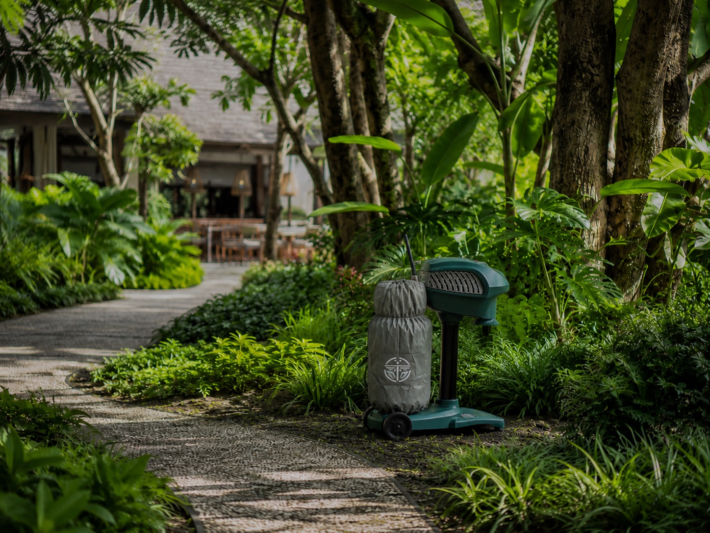 Mosquitrap 3000 instalada en jardin tropical